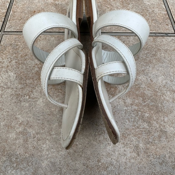 Manolo Blahnik
Susa Flat Leather Sandals - Picture 12 of 15